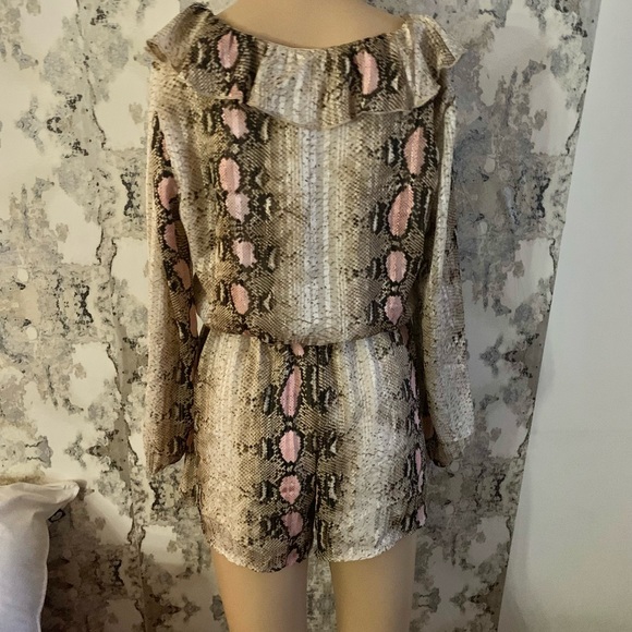 GORGEOUS SNAKE PRINT RUFFLE PLAY SUIT - Picture 4 of 4